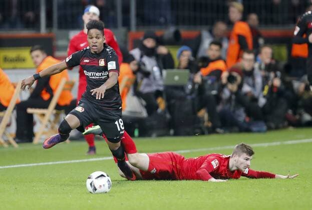 WENDELL, Lev 18 Zweikampf , Aktion um den Ball gegen Timo WERNER, RB Leipzig 11 Aktion, Zweikampf, Spielszene, Tackling, Ball, Einzelaktion, BAYER 04 LEVERKUSEN - RB LEIPZIG 2-3 Fussball 1. Bundesliga , Leverkusen, am 18.11.2016, 11.Spieltag, Saison 2016 2017, 1.Liga, 1.Bundesliga,