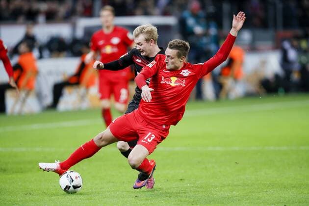 Julian BRANDT, Lev 19 Zweikampf , Aktion um den Ball gegen Stefan ILSANKER, RB Leipzig 13 Aktion, Zweikampf, Spielszene, Tackling, Ball, Einzelaktion, BAYER 04 LEVERKUSEN - RB LEIPZIG 2-3 Fussball 1. Bundesliga , Leverkusen, am 18.11.2016, 11.Spieltag, Saison 2016 2017, 1.Liga, 1.Bundesliga,
