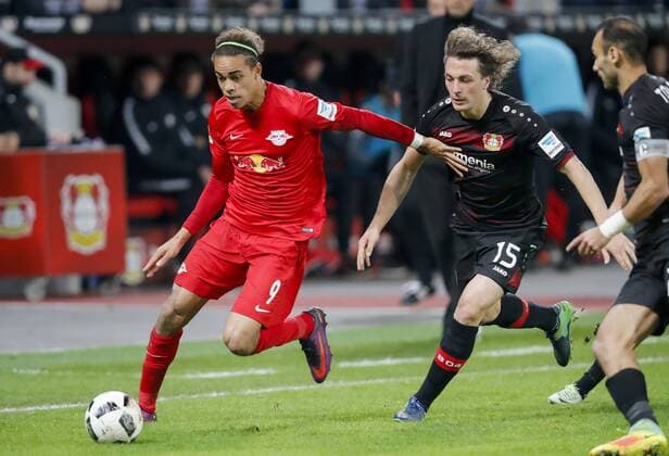 Yussuf POULSEN, RB Leipzig 9 Zweikampf , Aktion um den Ball gegen Julian BAUMGARTLINGER, Lev 15 BAYER 04 LEVERKUSEN - RB LEIPZIG 2-3 Fussball 1. Bundesliga , Leverkusen, am 18.11.2016, 11.Spieltag, Saison 2016 2017, 1.Liga, 1.Bundesliga,