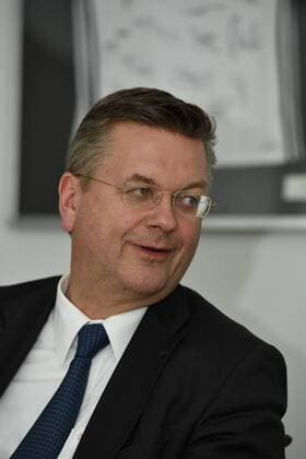 05.09.2016 - kicker Sportmagazin - Gespräch Talk Redaktionsbesuch - Reinhard Dieter Grindel - Präsident Deutscher Fussball Bund DFB - -