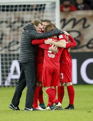 Ralph HASENHUETTL, RB L Trainer Jubel mit Spielern BAYER 04 LEVERKUSEN - RB LEIPZIG 2-3 Fussball 1. Bundesliga , Leverkusen, am 18.11.2016, 11.Spieltag, Saison 2016 2017, 1.Liga, 1.Bundesliga,