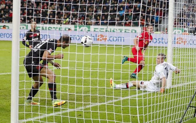 Willi ORBAN, RB Leipzig 4 Torschuss, schiesst das Tor zum 2-3 gegen Bernd LENO, Lev 1 , Oemer TOPRAK, Lev 21 landet im Tor BAYER 04 LEVERKUSEN - RB LEIPZIG 2-3 Fussball 1. Bundesliga , Leverkusen, am 18.11.2016, 11.Spieltag, Saison 2016 2017, 1.Liga, 1.Bundesliga,