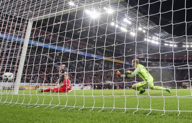 Kevin KAMPL, LEV 44 Torschuss, schiesst das Tor zum 1-0 gegen Peter GULACSI, RB Leipzig 32 BAYER 04 LEVERKUSEN - RB LEIPZIG 2-3 Fussball 1. Bundesliga , Leverkusen, am 18.11.2016, 11.Spieltag, Saison 2016 2017, 1.Liga, 1.Bundesliga,
