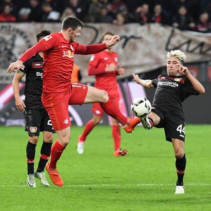 Fussball, 1.BL Saison 2016 2017, Spieltag 11, Bayer 04 Leverkusen-RB Leipzig , 18.11.2016, BayArena, Leverkusen, Oliver Jansen Burke, RE Leipzig, Kevin Kampl Bayer 04 Leverkusen, Aktion Einzelbild