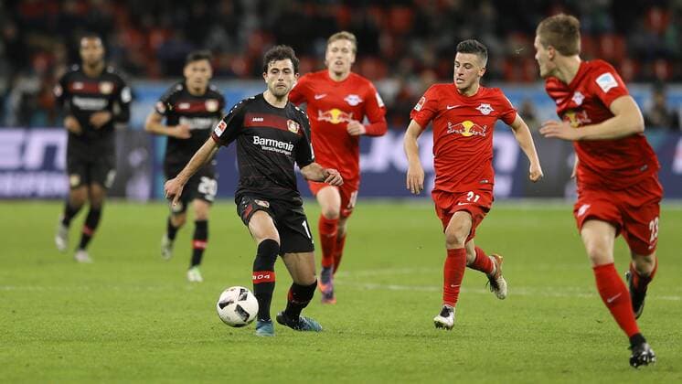 Foto : Admir Mehmedi ( Leverkusen ) gegen Diego Demme , rechts Fussball 1. Bundesliga , am Fr. 18.11.2016 Bayer 04 Leverkusen - Leipzig 2 - 3