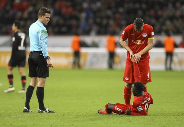 Foto : am Boden zerstört , Naby Deco Keita Leipzig , Willi Orban leistet erste Hilfe bei einem Krampf Fussball 1. Bundesliga , am Fr. 18.11.2016 Bayer 04 Leverkusen - Leipzig 2 - 3