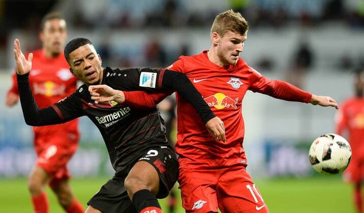 18.11.2016, xmhx, Fussball 1.Bundesliga, Bayer 04 Leverkusen - RB Leipzig, emspor, v.l. Benjamin Henrichs (Bayer 04 Leverkusen), Timo Werner (RB Leipzig) Leverkusen