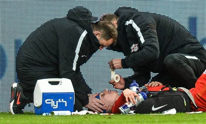 18.11.2016, xmhx, Fussball 1.Bundesliga, Bayer 04 Leverkusen - RB Leipzig, emspor, v.l. Marcel Sabitzer (RB Leipzig) verletzt, wird behandelt Leverkusen