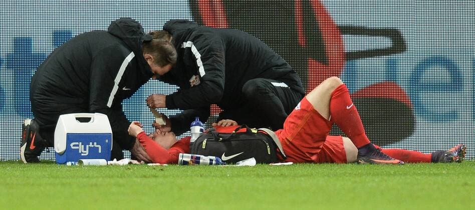 18.11.2016, xmhx, Fussball 1.Bundesliga, Bayer 04 Leverkusen - RB Leipzig, emspor, v.l. Marcel Sabitzer (RB Leipzig) verletzt, wird behandelt Leverkusen