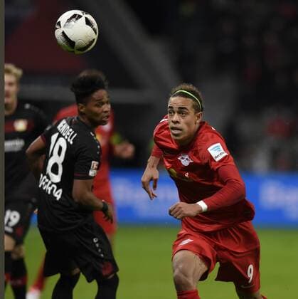 Bayer 04 Leverkusen - RB Leipzig 18.11.2016 Yussuf Poulsen (RB) verflogt den Ball, hinten Wedell (LEV) HM