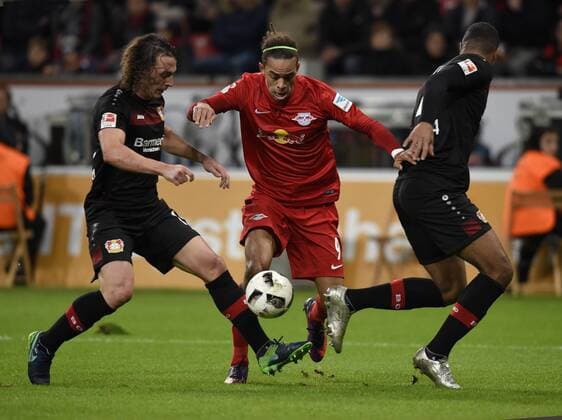 Bayer 04 Leverkusen - RB Leipzig 18.11.2016 Yussuf Poulsen (RB) setzt sich gegen Baumgartlinger und Tah durch HM