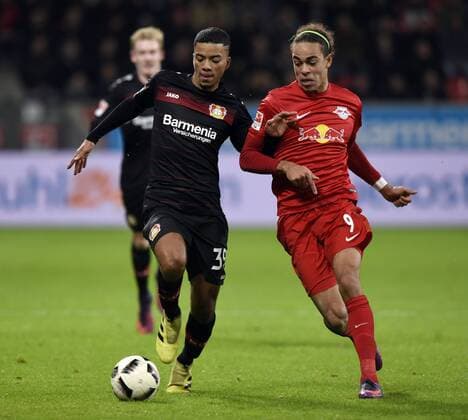 Bayer 04 Leverkusen - RB Leipzig 18.11.2016 Benjamin Henrichs (Bayer) Aktion gegen Yussuf Poulsen (rechts) HM