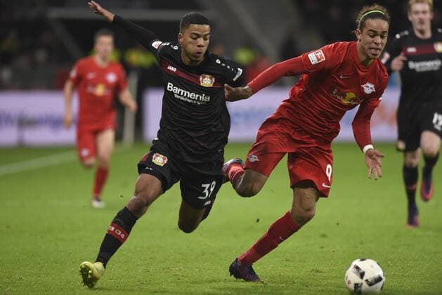 Bayer 04 Leverkusen - RB Leipzig 18.11.2016 Benjamin Henrichs (Bayer) Aktion gegen Yussuf Poulsen (rechts) HM
