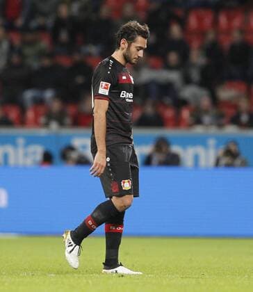 Leverkusen, Bayarena, 18.11.16: Hakan Calhanoglu (Bayer 04 Leverkusen) enttäuscht im Spiel der 1. Bundesliga zwischen Bayer 04 Leverkusen vs. RB Leipzig in der Saison 2016 2017.