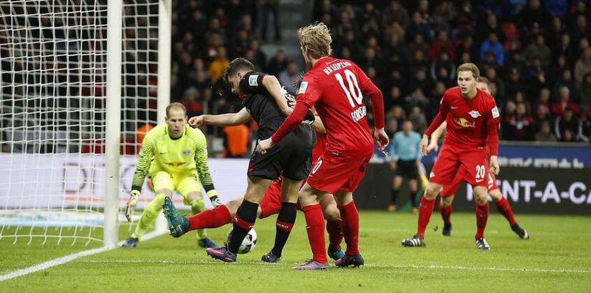 Leverkusen, Bayarena, 18.11.16: Kevin Volland (Bayer 04 Leverkusen) (L) kommt nicht durch die Leipziger Abwehr im Spiel der 1. Bundesliga zwischen Bayer 04 Leverkusen vs. RB Leipzig in der Saison 2016 2017.