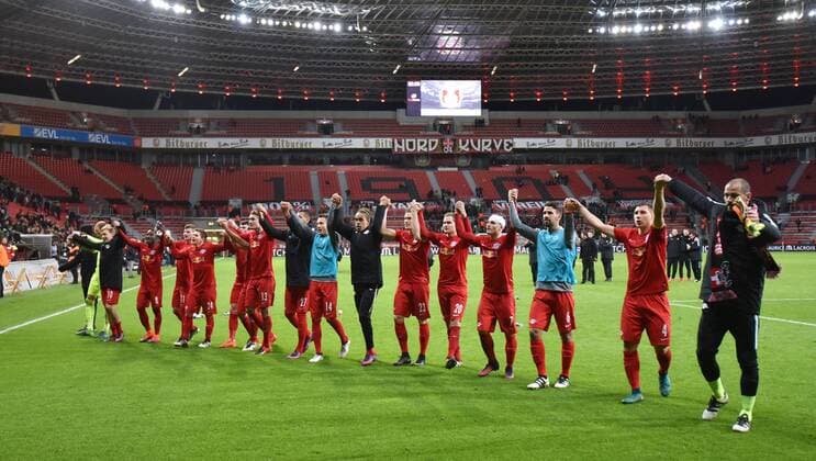 18.11.2016, Fussball GER, 1. Bundesliga Saison 2016 2017, 11. Spieltag, Bayer 04 Leverkusen - RB Leipzig 2:3, Leipzigs Spieler feiern mit einer La Ola Welle den Sieg