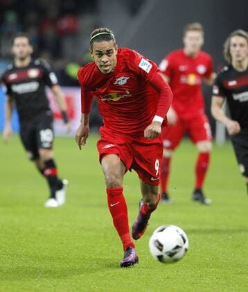 Leverkusen, Bayarena, 18.11.16: Yussuf Poulsen (RB Leipzig) am Ball im Spiel der 1. Bundesliga zwischen Bayer 04 Leverkusen vs. RB Leipzig in der Saison 2016 2017.