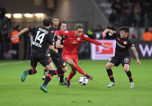 18.11.2016, Fussball GER, 1. Bundesliga Saison 2016 2017, 11. Spieltag, Bayer 04 Leverkusen - RB Leipzig 2:3, v.re., Charles Aranguiz (Bayer 04 Leverkusen), Yussuf Poulsen (RB Leipzig), Julian Baumgartlinger (Bayer 04 Leverkusen), Admir Mehmedi (Bayer 04 Leverkusen)