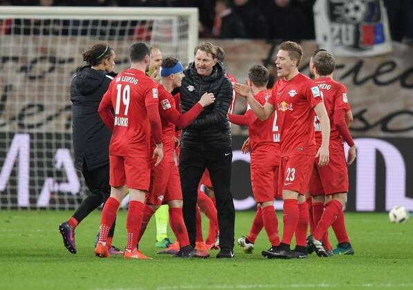 18.11.2016, Fussball GER, 1. Bundesliga Saison 2016 2017, 11. Spieltag, Bayer 04 Leverkusen - RB Leipzig 2:3, Trainer Ralph Hasenhuettl, Ralph Hasenhüttl (RB Leipzig), mi., feiert mit seinen Spielern, links daneben Marcel Sabitzer (RB Leipzig)