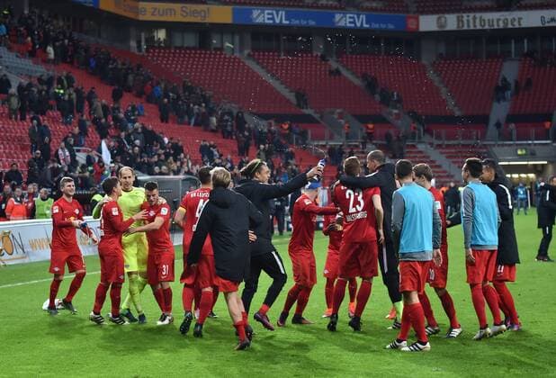 18.11.2016, Fussball GER, 1. Bundesliga Saison 2016 2017, 11. Spieltag, Bayer 04 Leverkusen - RB Leipzig 2:3, Leipzigs Spieler feiern den Sieg