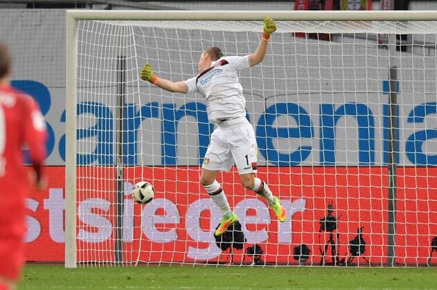 18.11.2016, Fussball GER, 1. Bundesliga Saison 2016 2017, 11. Spieltag, Bayer 04 Leverkusen - RB Leipzig 2:3, Beim Tor von Emil Forsberg (RB Leipzig) macht Torwart Bernd Leno (Bayer 04 Leverkusen) eine schlechte Figur