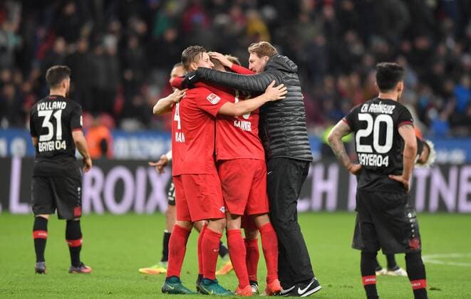 18.11.2016, Fussball GER, 1. Bundesliga Saison 2016 2017, 11. Spieltag, Bayer 04 Leverkusen - RB Leipzig 2:3, Trainer Ralph Hasenhuettl, Ralph Hasenhüttl (RB Leipzig) feiert mit seinen Spielern den Sieg, links Willi Orban (RB Leipzig)