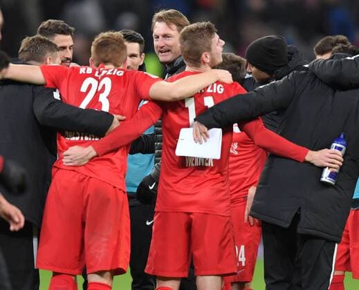 18.11.2016, Fussball GER, 1. Bundesliga Saison 2016 2017, 11. Spieltag, Bayer 04 Leverkusen - RB Leipzig 2:3, Trainer Ralph Hasenhuettl, Ralph Hasenhüttl (RB Leipzig) hinten mitte, feiert mit seinen Spielern den Sieg
