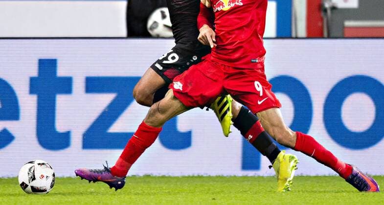 Leverkusen, 18.11.2016, BayArena Benjamin Henrichs (Bayer), Yussuf Poulsen (Leipzig) Bayer Leverkusen - RB Leipzig mm
