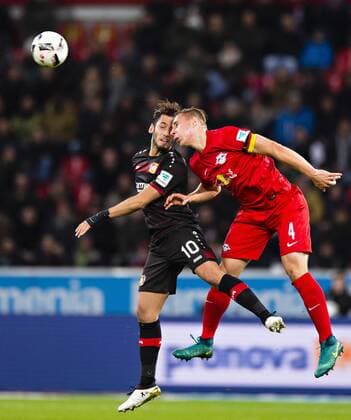 Leverkusen, 18.11.2016, BayArena Hakan Calhanoglu (Bayer), Willi Orban (Leipzig) Bayer Leverkusen - RB Leipzig mm