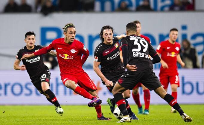 Leverkusen, 18.11.2016, BayArena Yussuf Poulsen (Leipzig), Julian Baumgartlinger (Bayer) Bayer Leverkusen - RB Leipzig mm