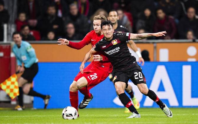 Leverkusen, 18.11.2016, BayArena Charles Aranguiz (Bayer), Benno Schmitz (Leipzig) Bayer Leverkusen - RB Leipzig mm