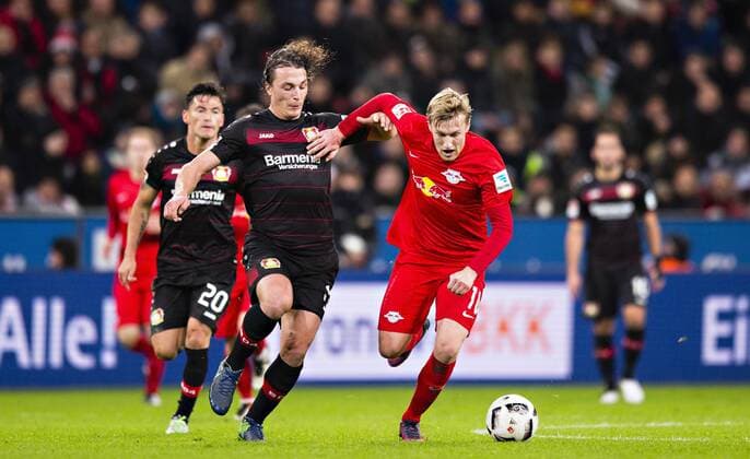 Leverkusen, 18.11.2016, BayArena Emil Forsberg (Leipzig), Julian Baumgartlinger (Bayer) Bayer Leverkusen - RB Leipzig mm