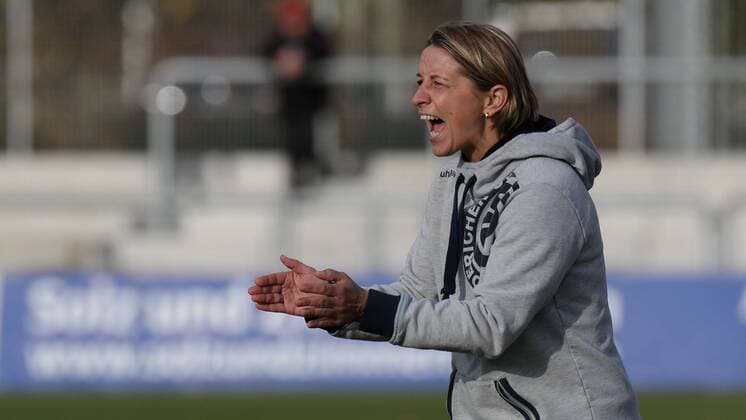 Inka Grings (Trainerin, MSV), screit, ruft, gibt Anweisungen, gestikuliert, mit den Armen gestikulieren, gives instructions, gesticulate, klatscht in die Hände, Einzelbild, Aktion, Action, Fussball, Allianz Frauen-Bundesliga, 1. FFC Frankfurt - MSV Duisburg, xozx