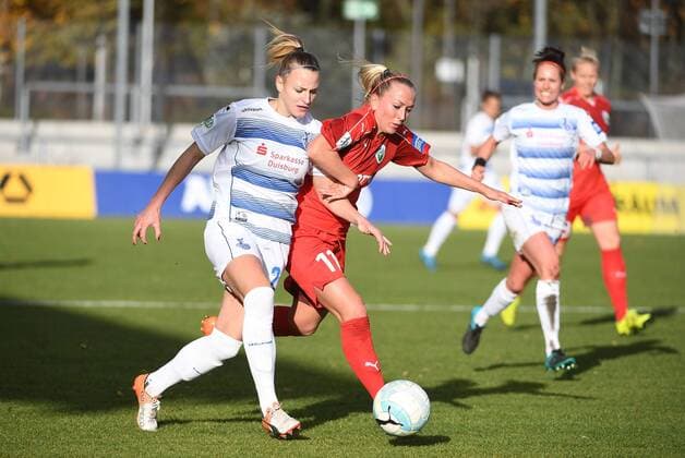 19.11.2016, xjhx, Fussball 1.Bundesliga Damen, 1.FFC Frankfurt - MSV Duisburg, emspor v.l. Mohamed Cisse (MSV Duisburg), Mandy Islacker (1.FFC Frankfurt) Frankfurt am Main