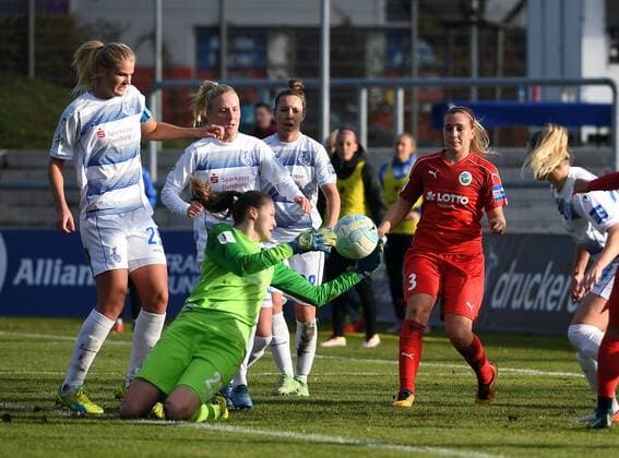 19.11.2016, xjhx, Fussball 1.Bundesliga Damen, 1.FFC Frankfurt - MSV Duisburg, emspor v.l. Lena Nuding (MSV Duisburg), Laura Stoerzel (1.FFC Frankfurt) Frankfurt am Main