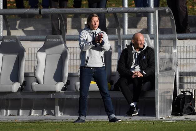19.11.2016, xjhx, Fussball 1.Bundesliga Damen, 1.FFC Frankfurt - MSV Duisburg, emspor v.l. Trainer Inka Grings (MSV Duisburg) gibt Anweisungen, gestikuliert, mit den Armen gestikulieren gives instructions, gesticulate. Frankfurt am Main