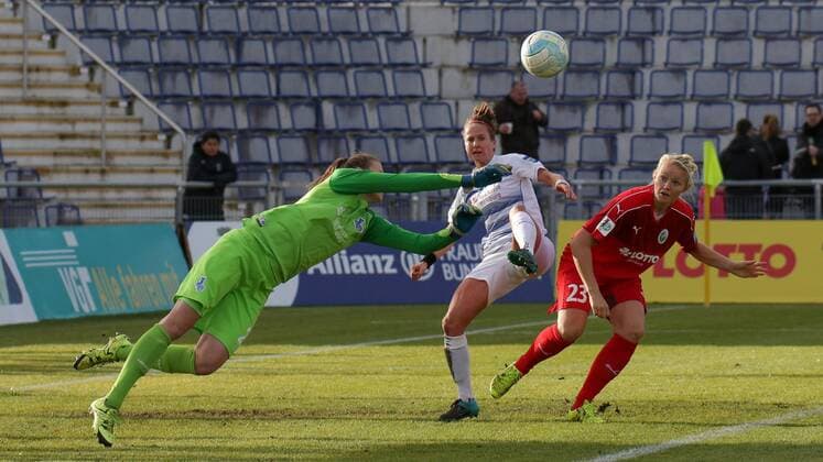v.li.: Lena Nuding (Torwart, MSV, 23) klärt vor Kathleen Radtke (MSV, 33) und Lise Overgaard Munk (Frankfurt, 23), Fussball, Allianz Frauen-Bundesliga, 1. FFC Frankfurt - MSV Duisburg, xozx