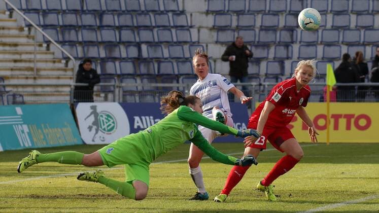 v.li.: Lena Nuding (Torwart, MSV, 23) klärt vor Kathleen Radtke (MSV, 33) und Lise Overgaard Munk (Frankfurt, 23), Fussball, Allianz Frauen-Bundesliga, 1. FFC Frankfurt - MSV Duisburg, xozx