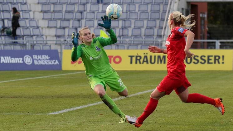 v.li.: Lena Nuding (Torwart, MSV, 23) klärt vor Mandy Islacker (Frankfurt, 11), Fussball, Allianz Frauen-Bundesliga, 1. FFC Frankfurt - MSV Duisburg, xozx