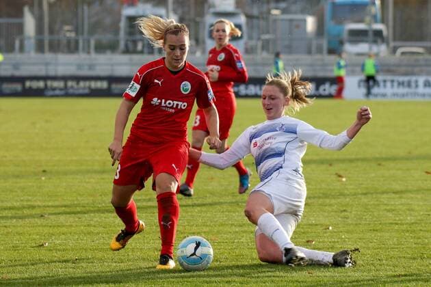 v.li.: Laura Störzel (Laura Stoerzel, Frankfurt, 3), Alice Rebekka Hellfeier (MSV, 5), Zweikampf, Duell, duel, tackle, tackling, Dynamik, Action, Aktion, Fussball, Allianz Frauen-Bundesliga, 1. FFC Frankfurt - MSV Duisburg, xozx