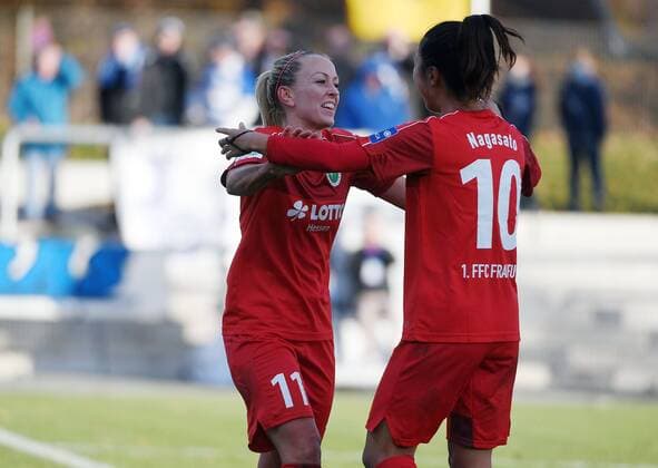 19.11.2016, xjhx, Fussball 1.Bundesliga Damen, 1.FFC Frankfurt - MSV Duisburg, emspor v.l. Mandy Islacker (1.FFC Frankfurt), Yuki Nagasato (1.FFC Frankfurt) celebrate the goal, Torjubel zum 1:0 Frankfurt am Main