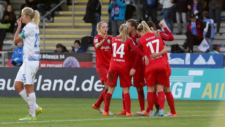 Spielerinnen des 1. FFC Frankfurt jubeln über das Tor zum 1:0, Jubel, Torjubel, Torerfolg, celebrate the goal, goal, celebration, Jubel ueber das Tor, optimistisch, Action, Aktion, Fussball, Allianz Frauen-Bundesliga, 1. FFC Frankfurt - MSV Duisburg, xozx