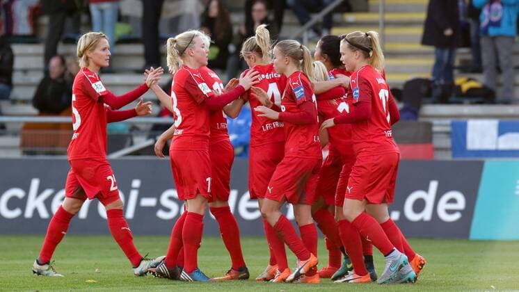 Spielerinnen des 1. FFC Frankfurt jubeln über das Tor zum 1:0, Jubel, Torjubel, Torerfolg, celebrate the goal, goal, celebration, Jubel ueber das Tor, optimistisch, Action, Aktion, Fussball, Allianz Frauen-Bundesliga, 1. FFC Frankfurt - MSV Duisburg, xozx