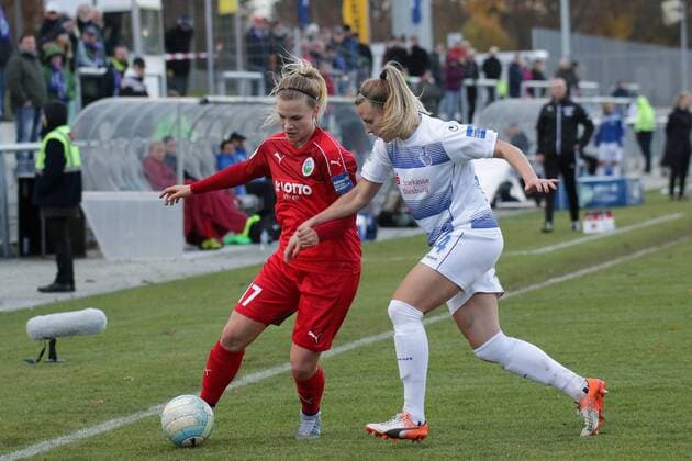 v.li.: Nadine Anstatt (Frankfurt, 17), Virginia Kirchberger (MSV, 24), Zweikampf, Duell, duel, tackle, tackling, Dynamik, Action, Aktion, Fussball, Allianz Frauen-Bundesliga, 1. FFC Frankfurt - MSV Duisburg, xozx