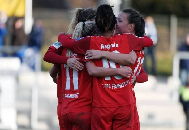 19.11.2016, xjhx, Fussball 1.Bundesliga Damen, 1.FFC Frankfurt - MSV Duisburg, emspor v.l. Mandy Islacker (1.FFC Frankfurt), Yuki Nagasato (1.FFC Frankfurt) celebrate the goal, Torjubel zum 1:0 Frankfurt am Main