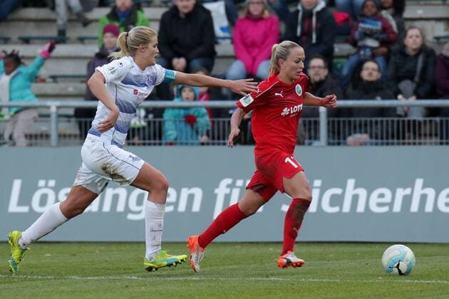 v.li.: Rahel Kiwic (MSV, 25) muss Mandy Islacker (Frankfurt, 11) ziehen lassen, Laufduell, Fussball, Allianz Frauen-Bundesliga, 1. FFC Frankfurt - MSV Duisburg, xozx