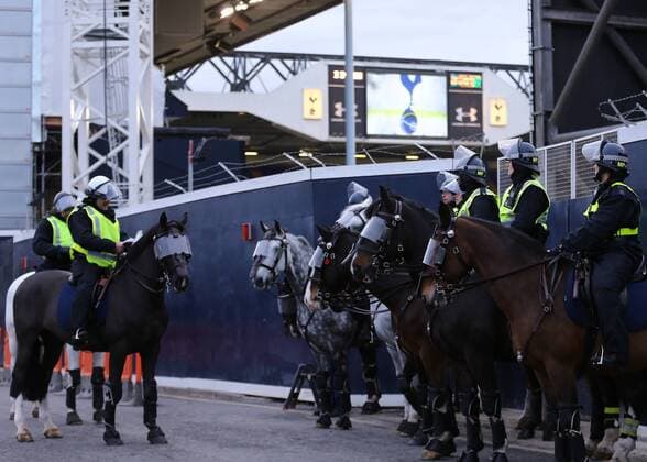 19.11.2016. White Hart Lane, London, England. Premier League Football. Tottenham Hotspur versus West Ham United. Mounted Police hold a briefing outside White Hart Lane, as they wait in anticipation for the fans to arrive. xMarkxKertonx  ActionPlus11811220