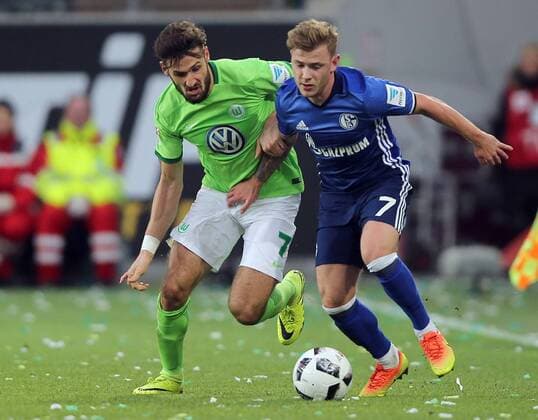 Duell zwischen v.l.Daniel Caligiuri (VfL Wolfsburg) und Maximilian Meyer (FC Schalke 04), rechts Cheftrainer Valerien Ismael (VfL Wolfsburg)