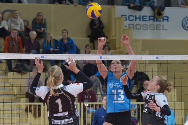 19.11.2016, xtkx, Volleyball 1.Bundesliga Damen, VC Wiesbaden - SW Erfurt, emspor, v.l. Selma Hermann (Erfurt) , Karolina Bednarova (VC Wiesbaden) , Wiesbaden