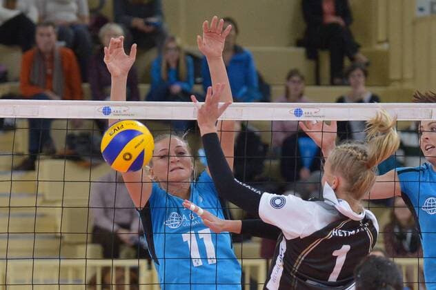 19.11.2016, xtkx, Volleyball 1.Bundesliga Damen, VC Wiesbaden - SW Erfurt, emspor, v.l. Simona Kosova (VC Wiesbaden) , Selma Hermann (Erfurt) , Wiesbaden